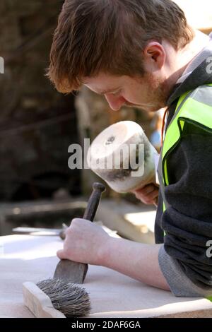 Dumfries House, Cumnock, East Ayrshire, Scozia, UK HRH il principe Carlo visita Dumfries House per incontrare e chiacchierare con gli apprendisti che stanno imparando le varie abilità dalla carpenteria alla masoneria di pietra Foto Stock