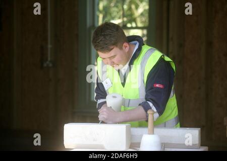 Dumfries House, Cumnock, East Ayrshire, Scozia, UK HRH il principe Carlo visita Dumfries House per incontrare e chiacchierare con gli apprendisti che stanno imparando le varie abilità dalla carpenteria alla masoneria di pietra Foto Stock