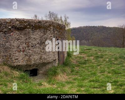 Bunker di cemento di guerra (seconda guerra mondiale). Montagne centrali ceche. Foto Stock