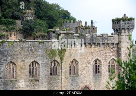 Rovine del castello di Gwrych vicino ad Abergele a Conwy, Galles del Nord, Regno Unito Foto Stock