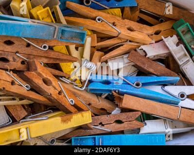 Pile di vecchi pioli di plastica e di legno Foto Stock