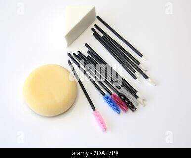 Visualizzazione di accessori monouso per il trucco per applicatori di bellezza per mascara base di polvere di eyeliner su closeup di sfondo bianco Foto Stock