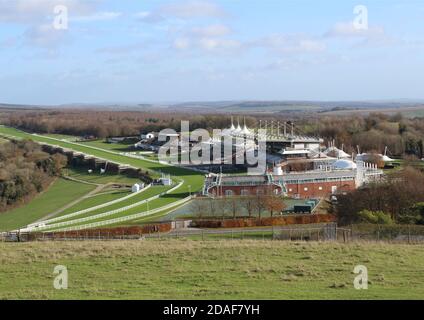 L'ippodromo di Goodwood si trova vicino a Chichester, West Sussex, visto dal vicino punto panoramico. Foto Stock