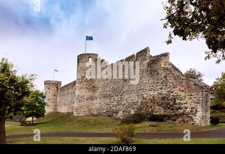 Fortificazioni cittadine del 13 ° secolo, con mura della città, merli e torri di difesa Foto Stock