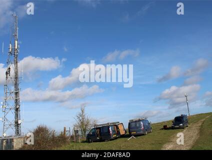 Ingegneri che svolgono lavori di manutenzione sul trasmettitore al trundle, vicino a Chichester, West Sussex Foto Stock