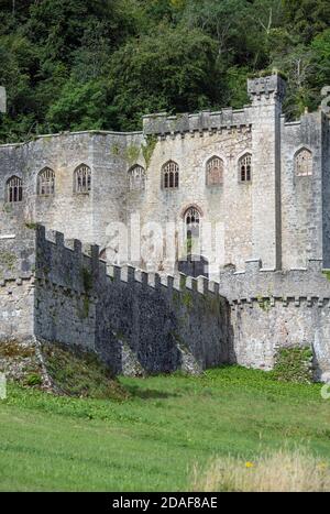 Rovine del castello di Gwrych vicino ad Abergele a Conwy, Galles del Nord, Regno Unito Foto Stock