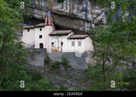 L'Eremo di San Colombano abitato da eremiti del 753 d.C. - Trambileno, nei pressi di Rovereto, Trentino, Italia - Patrimonio spirituale irlandese in Italia Foto Stock