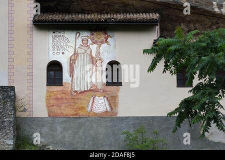 Il viaggio di San Colombano e dei suoi monaci in preghiera - l'Eremo di San Colombano presso Rovereto, Trentino, Italia - Patrimonio spirituale irlandese in Italia Foto Stock