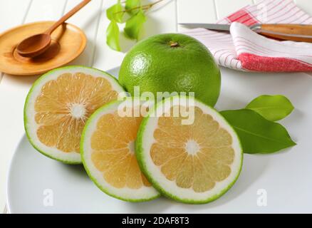 Frutta di amissina (pompelmo verde, pomelit) - frutta intera e fette Foto Stock