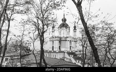 Kiev, Ucraina - 16 novembre 2019: Famose strade storiche di Kiev – discesa Andreevsky. Chiesa di Sant'Andrea sulla discesa di Andreevskij a Kiev Foto Stock