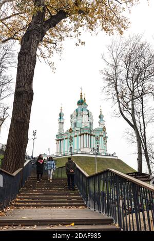 Kiev, Ucraina - 16 novembre 2019: Famose strade storiche di Kiev – discesa Andreevsky. Chiesa di Sant'Andrea sulla discesa di Andreevskij a Kiev Foto Stock