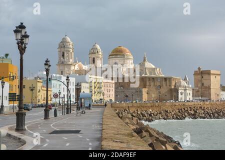 Argine a Cadice. Vista della città spagnola sulla costa atlantica. Foto Stock