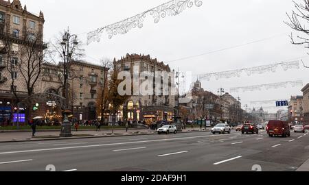 Kiev, Ucraina - 16 novembre 2019: Scena di strada a Kiev, la capitale dell'Ucraina. Khreshchatyk è la strada principale di Kiev, Ucraina Foto Stock