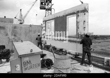 30 novembre 1984, Sassonia, Eilenburg: Nella zona di sviluppo di Eilenburg Ost, nuovi edifici residenziali sono stati costruiti a metà degli anni '80. Data esatta della registrazione non nota. Foto: Volkmar Heinz/dpa-Zentralbild/ZB Foto Stock