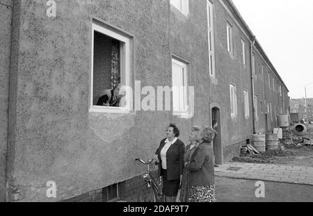 30 novembre 1983, Sassonia, Eilenburg: Conversazioni in una finestra. Nuovi bagni sono installati in edifici di appartamenti degli anni '50 e '60 nell'autunno 1984. Data esatta della registrazione non nota. Foto: Volkmar Heinz/dpa-Zentralbild/ZB Foto Stock