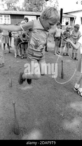 30 novembre 1983, Sassonia, Eilenburg: I bambini giocano nell'estate del 1983 nel campo di vacanze per bambini di Eilenburg. Data esatta di ammissione non nota. Foto: Volkmar Heinz/dpa-Zentralbild/ZB Foto Stock