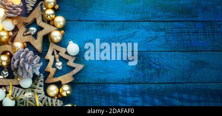 Uno sfondo blu banner natalizio con stelle di decorazione fatte a mano e. Albero di Natale Foto Stock