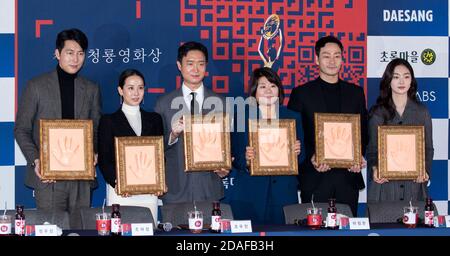 Seoul, Corea del Sud. 12 Nov 2020. (Da L a R) gli attori sudcoreani Jung Woo-Sung, Cho Yeo-jeong, Jo Woo-jin, Lee Jung-eun, Park Hae-Soo e Kim Hye-jun, partecipano ad un evento di stampa a mani per i '41st Blue Dragon Film Awards' al CGV Cinema di Seoul, Corea del Sud, il 12 novembre 2020. (Foto di: Lee Young-ho/Sipa USA) Credit: Sipa USA/Alamy Live News Foto Stock