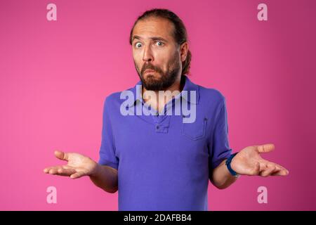 Stupito e confuso l'uomo bearded guarda con stupore Foto Stock