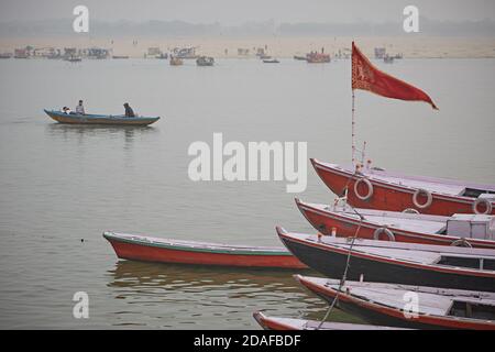 Varanasi, India, dicembre 2015. Un gruppo di barche a remi sul fiume Gange. Foto Stock