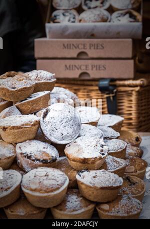 Pile di deliziose torte artigianali di mince natalizie (campionate personalmente) al mercato di Natale di Bath. Foto Stock