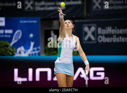 Jil Teichmann della Svizzera in azione contro Oceane Dodin del La Francia durante il primo turno all'Austria superiore 2020 Ladies Linz WTA International P Foto Stock