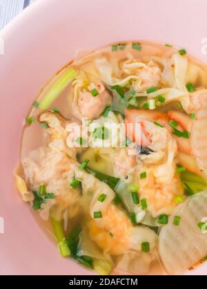 Zuppa di wonton con maiale arrosto rosso, vista dall'alto Foto Stock
