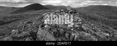 La cima Cairn del giogo cadde, la valle di Hartsop, il passo di Kirkstone, Lake District National Park, Cumbria, Inghilterra, UK yoke Fell è uno dei 214 Wainwrigh Foto Stock