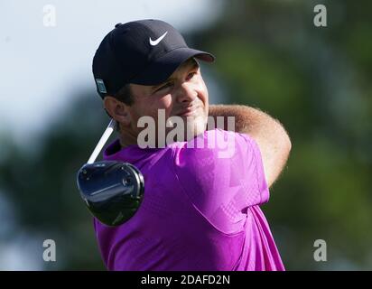 Augusta, Stati Uniti. 12 Nov 2020. Patrick Reed sbarca la decima tee box nel primo round del torneo di golf 2020 Masters all'Augusta National Golf Club di Augusta, Georgia, giovedì 12 novembre 2020. Foto di Kevin Dietsch/UPI Credit: UPI/Alamy Live News Foto Stock