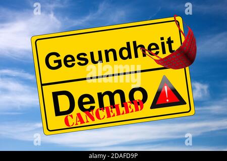 Ortschild auf Himmel Demo ha annullato kontra Gesundheit Foto Stock