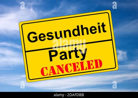 Ortschild auf Himmel Party ha annullato kontra Gesundheit Foto Stock