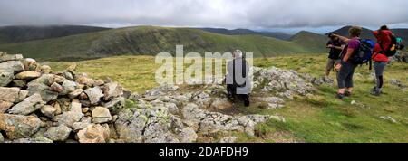 Gli escursionisti al Summit Cairn di Caudale Moor Fell, Hartsop Valley, Kirkstone Pass, Lake District National Park, Cumbria, Inghilterra, UK Caudale Moor Fell Foto Stock