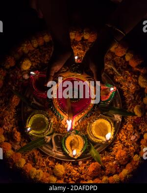 Vista dall'alto delle luci per la festa di Diwali in una ripetizione circolare Foto Stock