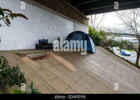 Una tenda pop-up piantata sulla rotonda di Park Square, Sheffield sotto un ponte Supertram utilizzato da una persona senza casa che dorme in modo irregolare Foto Stock