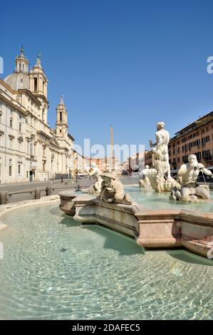 Italia, Roma, Piazza Navona, fontana del Moro e chiesa di Sant'Agnese in Agone Foto Stock