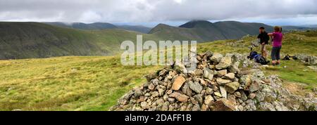 Gli escursionisti al Summit Cairn di Caudale Moor Fell, Hartsop Valley, Kirkstone Pass, Lake District National Park, Cumbria, Inghilterra, UK Caudale Moor Fell Foto Stock