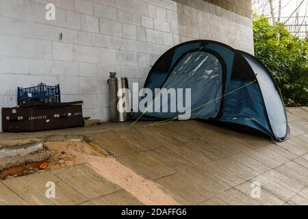 Una tenda pop-up piantata sulla rotonda di Park Square, Sheffield sotto un ponte Supertram utilizzato da una persona senza casa che dorme in modo irregolare Foto Stock