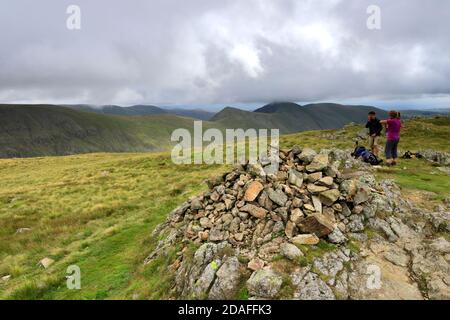 Gli escursionisti al Summit Cairn di Caudale Moor Fell, Hartsop Valley, Kirkstone Pass, Lake District National Park, Cumbria, Inghilterra, UK Caudale Moor Fell Foto Stock