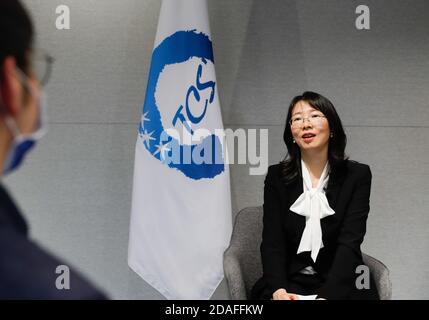 Seoul, Corea del Sud. 11 Nov 2020. CaO Jing, vice segretario generale del Segretariato della cooperazione trilaterale (TCS), parla in un'intervista con Xinhua a Seoul, Corea del Sud, 11 novembre 2020. PER ANDARE CON 'Intervista: ASEAN 3 leader' incontro per offrire una guida per la cooperazione in epoca pandemica: TCS vice capo' Credit: Wang Jingqiang/Xinhua/Alamy Live News Foto Stock