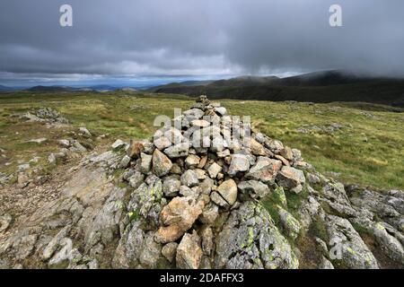 Il Summit Cairn di Caudale Moor Fell, Hartsop Valley, Kirkstone Pass, Lake District National Park, Cumbria, Inghilterra, Regno Unito Caudale Moor Fell è uno di t Foto Stock