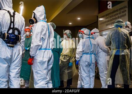 Praga, Repubblica Ceca. 12 Nov 2020. Gli operatori sanitari ricevono i pazienti affetti da coronavirus dall'ospedale Benesov all'ospedale universitario di Motol a Praga, Repubblica Ceca, il 12 novembre 2020. L'ospedale di Benesov è all'avanguardia nelle possibilità di capacità. Pertanto, dieci pazienti ventilati sono stati trasportati con il veicolo speciale di emergenza Atego all'ospedale universitario di Motol. Credit: Roman Vondrous/CTK Photo/Alamy Live News Foto Stock