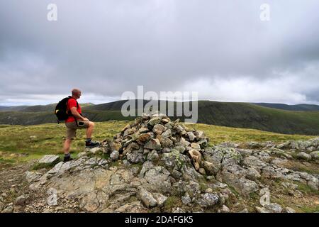 Walker al Summit Cairn di Caudale Moor Fell, Hartsop Valley, Kirkstone Pass, Lake District National Park, Cumbria, Inghilterra, UK Caudale Moor Fell i Foto Stock