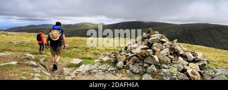 Gli escursionisti al Summit Cairn di Caudale Moor Fell, Hartsop Valley, Kirkstone Pass, Lake District National Park, Cumbria, Inghilterra, UK Caudale Moor Fell Foto Stock