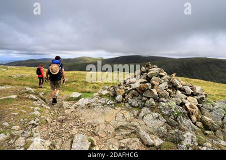 Gli escursionisti al Summit Cairn di Caudale Moor Fell, Hartsop Valley, Kirkstone Pass, Lake District National Park, Cumbria, Inghilterra, UK Caudale Moor Fell Foto Stock