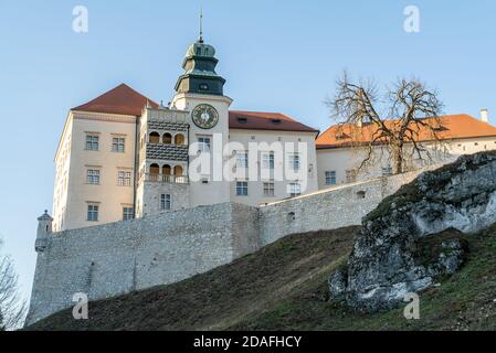 Pieskowa Skala Castello in autunno, autunno stagionat il sentiero dei nidi delle aquile in polonia minore, Ojcow, Polonia Foto Stock