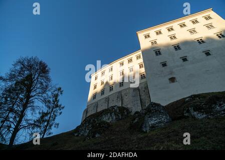 Pieskowa Skala Castello in autunno, autunno stagionat il sentiero dei nidi delle aquile in polonia minore, Ojcow, Polonia Foto Stock