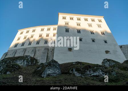 Pieskowa Skala Castello in autunno, autunno stagionat il sentiero dei nidi delle aquile in polonia minore, Ojcow, Polonia Foto Stock