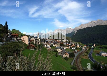 Ardez villaggio, comune di Scuol, Alpi svizzere e le antiche rovine del castello medievale Steinsberg. Valle dell'Engadin, Cantone di Graubunden, Svizzera. Foto Stock
