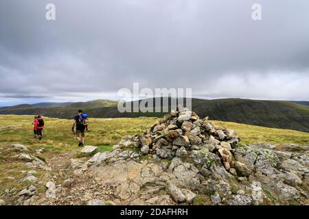 Gli escursionisti al Summit Cairn di Caudale Moor Fell, Hartsop Valley, Kirkstone Pass, Lake District National Park, Cumbria, Inghilterra, UK Caudale Moor Fell Foto Stock