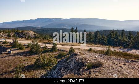 Vista panoramica dei Monti Jizera al tramonto. Questa catena montuosa si trova al confine tra la Repubblica Ceca e la Polonia. Foto Stock